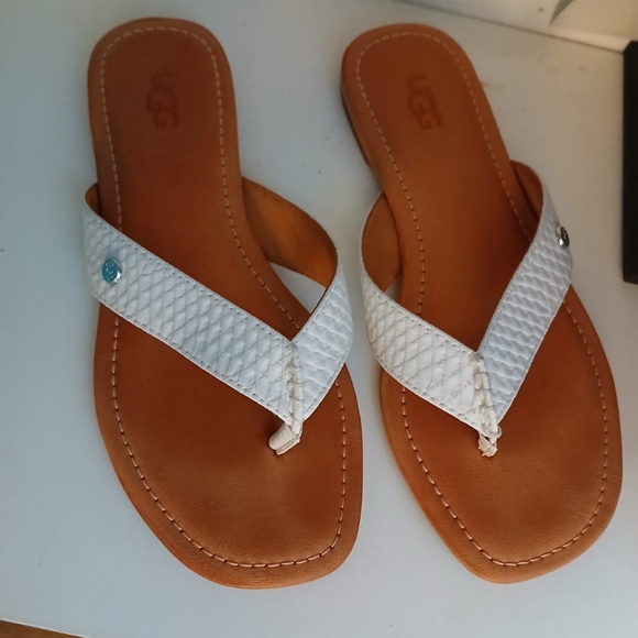 UGG Tuolumne Women Size 6 Tan and White Snakeskin Pattern Thong Sandals - Picture 4 of 6